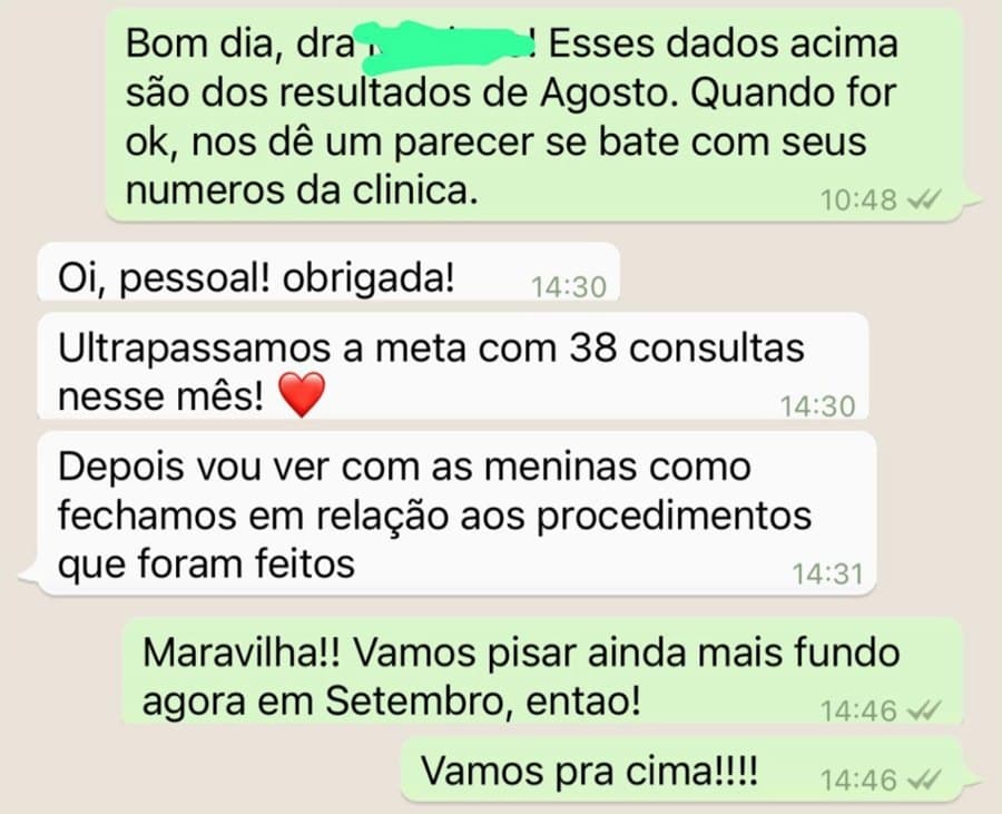 Conversa de WhatsApp em que a médica responde que ultrapassou a meta com 38 consultas no mês